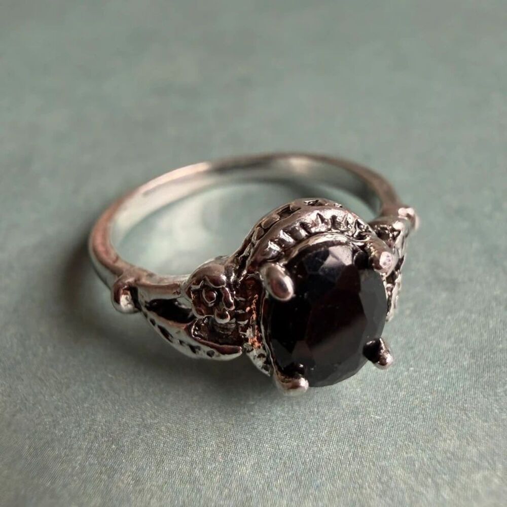 Gothic Black Onyx Glass Cocktail Ring – Vintage Style Floral Filigree Silver Ton